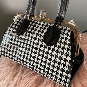 Houndstooth, black/white, footed purse. (Shoulder strap included).